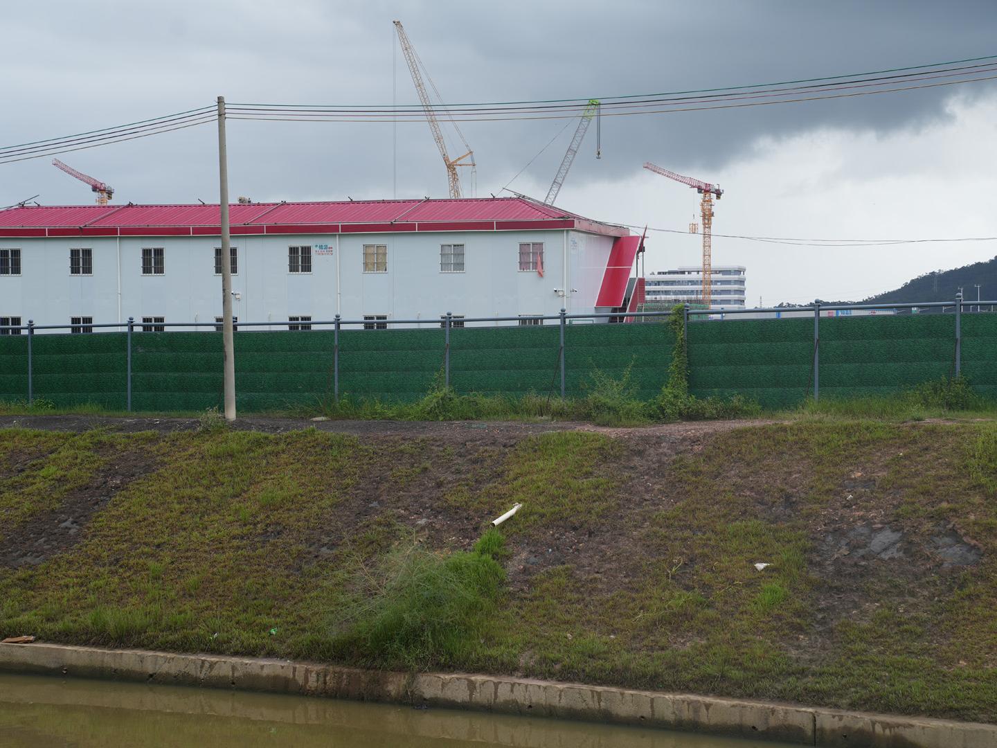 博罗县河道建设采用了旭东公司供应的小草绿钢结构围挡C款
